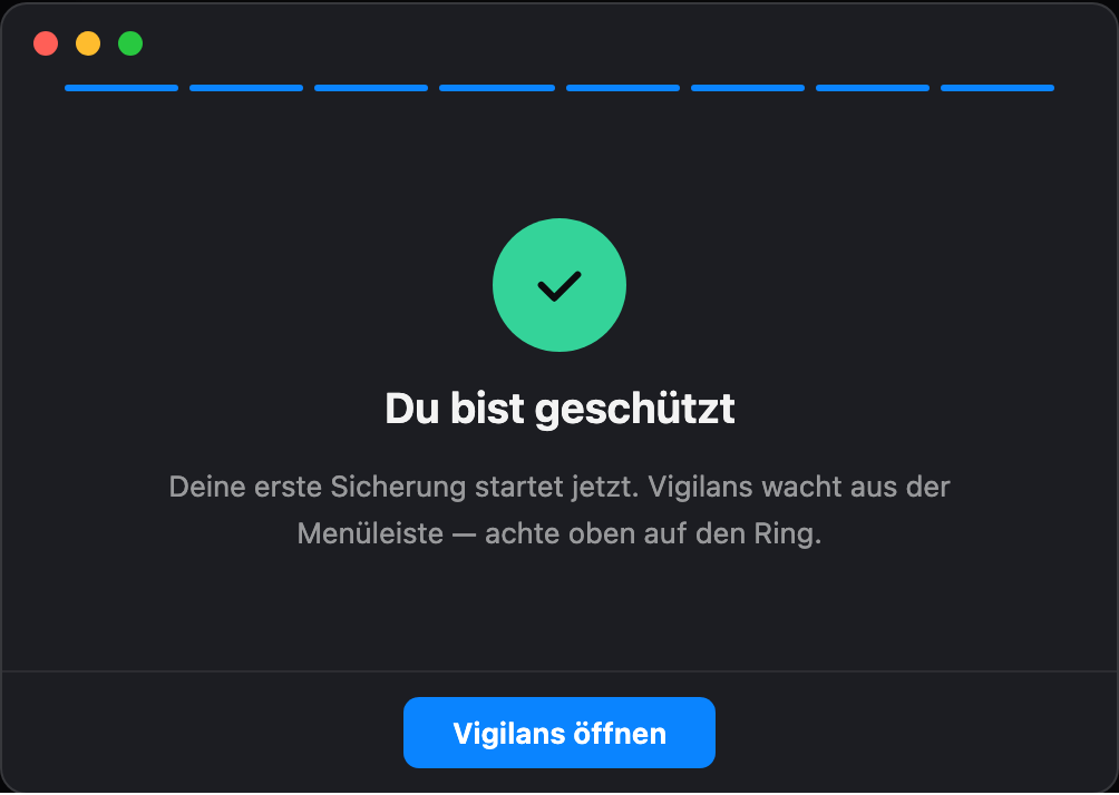 Letzter Einrichtungsschritt: ein grünes Häkchen mit der Nachricht „Du bist geschützt — deine erste Sicherung startet jetzt“